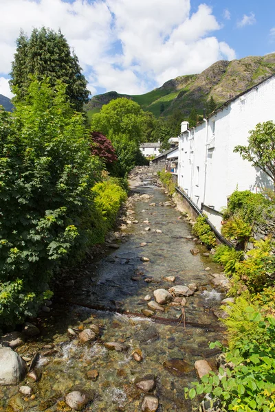 Floden löper genom Coniston town Lake District England Storbritannien — Stockfoto