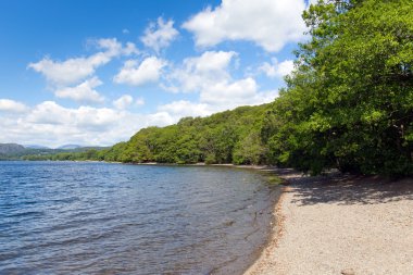 Coniston su göl ilçe Milli Parkı İngiltere İngiltere güzel güneşli yaz gün popüler turistik cazibe üzerinde