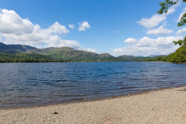 Coniston su göl ilçe Milli Parkı İngiltere İngiltere güzel güneşli yaz gün popüler turistik cazibe üzerinde