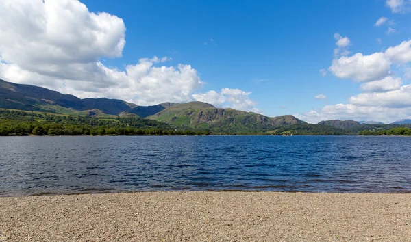 Coniston víz lake district nemzeti park Anglia Egyesült Királyság egy gyönyörű napsütéses nyári nap népszerű turisztikai attrakció — Stock Fotó