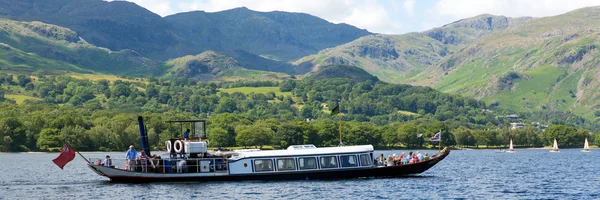 Barco de vapor de góndola en el distrito de los lagos de Coniston Inglaterra en un hermoso día soleado de verano en esta popular atracción turística —  Fotos de Stock