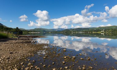 İngiltere'de Lake District Ullswater Cumbria ile İngiltere'nin Dağları ve mavi gökyüzü güneşli havalarda su yansımaları ile güzel hala yaz gününde