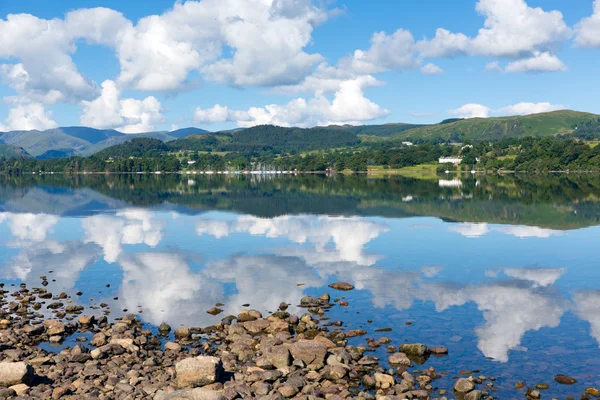 Distrito de los Lagos Cumbria Inglaterra Reino Unido Ullswater con montañas y cielo azul en un hermoso día de verano tranquilo con reflejos del clima soleado —  Fotos de Stock