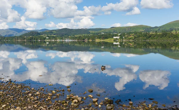 Distrito de los Lagos Cumbria Inglaterra Reino Unido Ullswater con montañas y cielo azul en un hermoso día de verano tranquilo con reflejos del clima soleado —  Fotos de Stock