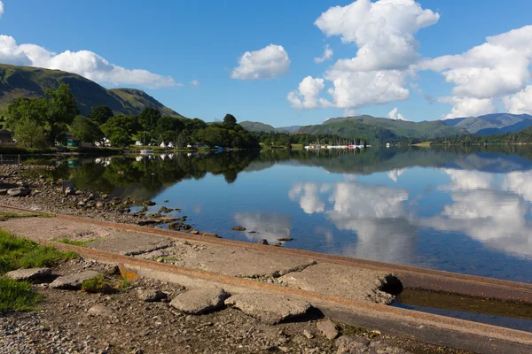 UK Lake District Ullswater Cumbria Inghilterra con montagne e cielo blu in bella giornata estiva calma con riflessi dell'acqua dal tempo soleggiato — Foto Stock
