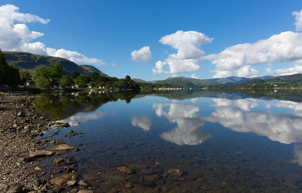 Ηνωμένο Βασίλειο Lake District Ullswater Cumbria Αγγλία με βουνά και καταγάλανο ουρανό για όμορφες καλοκαιρινές ακόμα ημέρα με αντανακλάσεις του νερού από το ηλιόλουστο καιρό — Φωτογραφία Αρχείου