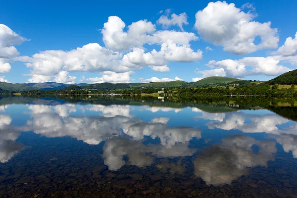 Ullswater die Seen cumbria england uk mit bergen und blauem himmel und wolken an einem schönen ruhigen sommertag mit reflexionen von sonnigem wetter — Stockfoto