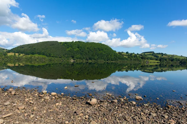 Ullswater Lake District Cumbria Αγγλία Uk με βουνά και καταγάλανο ουρανό όμορφη ήρεμη ηλιόλουστη καλοκαιρινή μέρα με αντανακλάσεις και σύννεφα από ηλιόλουστο καιρό — Φωτογραφία Αρχείου
