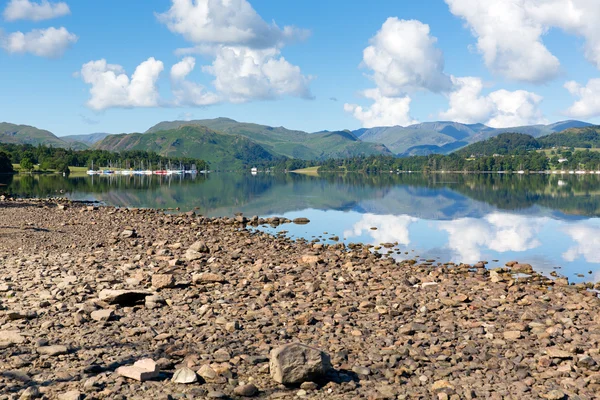 Ullswater Lake District Cumbria Inglaterra Reino Unido com montanhas e céu azul em belo dia de verão calmo e ensolarado com reflexos e nuvens de clima ensolarado — Fotografia de Stock