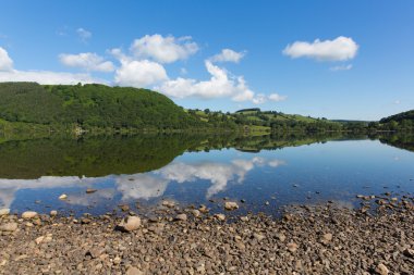 Kuzey bölümünde ullswater lake district cumbria İngiltere İngiltere mavi gökyüzü güzel yaz günü güneşin yönüne pooley Köprüsü
