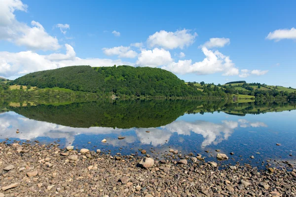 Parte nord di Ullswater Lake District Cumbria Inghilterra Regno Unito cielo blu in bella giornata estiva con il sole in direzione di Pooley Bridge — Foto Stock