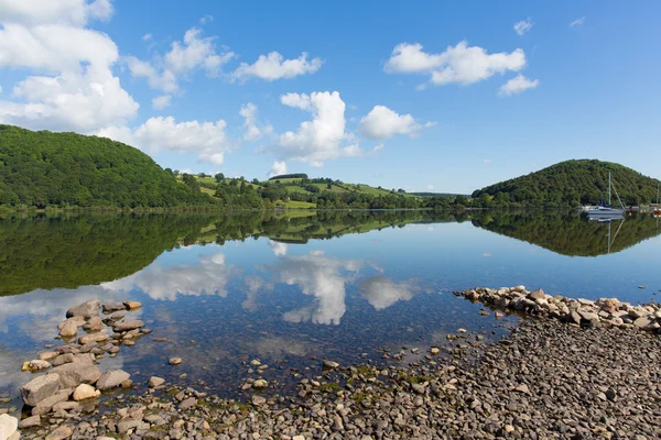 Barcos en Ullswater Lake District Cumbria Inglaterra Reino Unido en dirección a Pooley Bridge con cielo azul en hermoso día de verano con sol — Foto de Stock