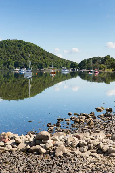 Barcos en Ullswater Lake District Cumbria Inglaterra Reino Unido en dirección a Pooley Bridge con cielo azul en hermoso día de verano con sol —  Fotos de Stock
