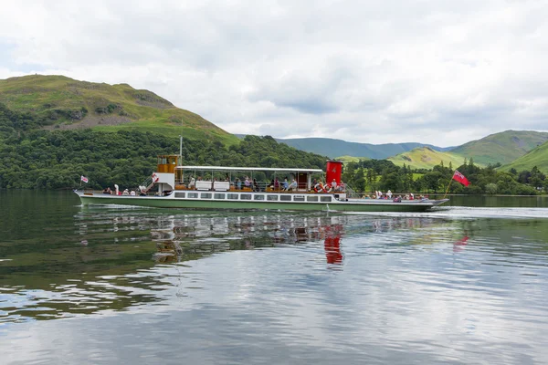 Ullswater gőz komp a nyaralóknak és turistáknak tóvidék cumbria Anglia Egyesült Királyság, zöld dombok — Stock Fotó