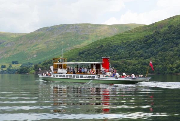 Ullswater 증기 푸른 언덕으로 휴가 및 관광객 호수 지구 cumbria 영국 영국와 페리 — 스톡 사진