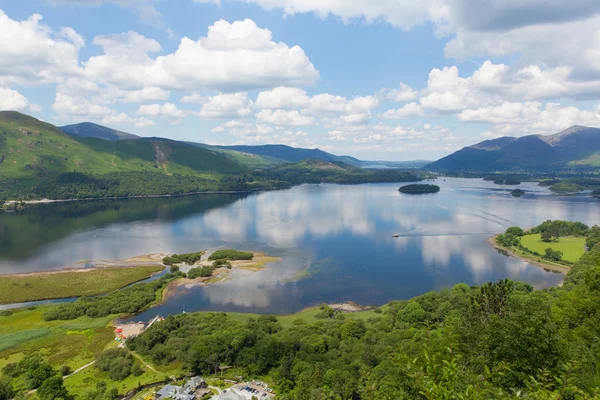 Derwent Water Lake District National Park Cumbria perto de Keswick rodeado por montanhas vista elevada — Fotografia de Stock