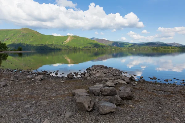 Derwent vatten The Lakes Cumbria England Storbritannien söder om Keswick blå himlen vacker lugn solig sommar dag med reflektioner och moln vy mot catbells — Stockfoto