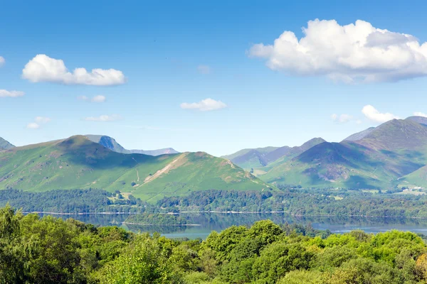 Uitzicht vanaf castlerigg hall keswick lake district cumbria fells te derwent water en catbells bergen op een zomerdag met blauwe lucht en zon — Stockfoto