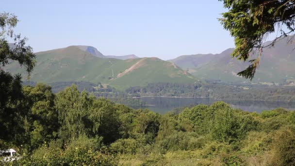 Vista desde Castlerigg Hall Keswick Lake District Cumbria hasta Derwent Water y Catbells montañas y colinas en un día de verano con cielo azul y sol — Vídeos de Stock