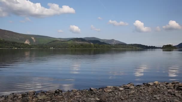 Calma todavía día de verano con buen tiempo en el Distrito de los Lagos Inglés en Derwent Water Cumbria — Vídeo de stock