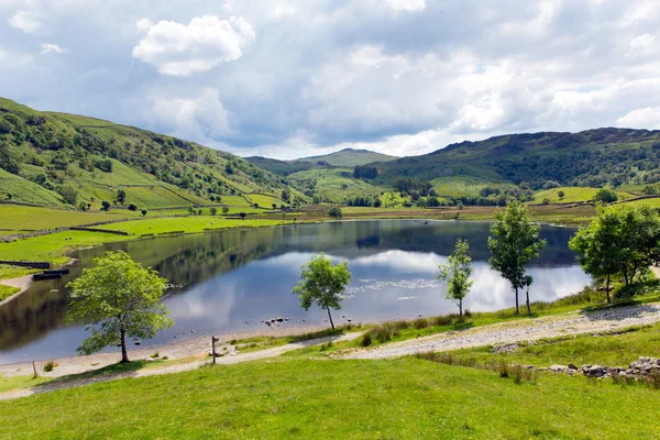 Watendlath Tarn Lake District Cumbria Inglaterra entre los valles de Borrowdale y Thirlmere cerca de Derwent Water — Foto de Stock