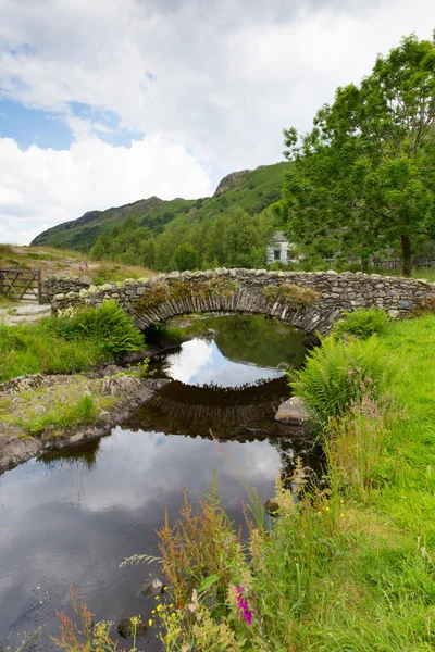 驮马的桥梁 watendlath 塔恩西湖区坎布里亚郡英格兰湖区和 thirlmere 山谷靠近德文特河水源之间 — 图库照片