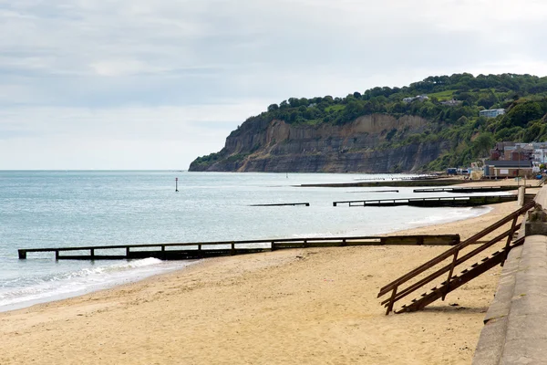 Shanklin beach Isla de Wight Inglaterra Reino Unido, popular zona turística y de vacaciones costa este de la isla en la bahía de Sandown con playa de arena — Foto de Stock