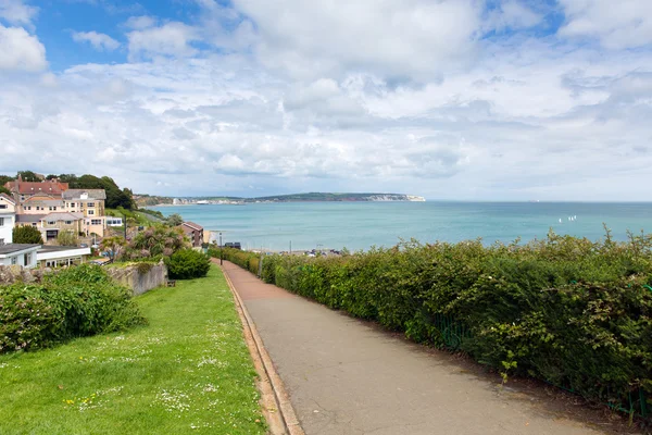 Camino al paseo marítimo de la ciudad de Shanklin Isla de Wight Inglaterra Reino Unido, popular lugar turístico y vacacional costa este de la isla en la bahía de Sandown con playa de arena — Foto de Stock