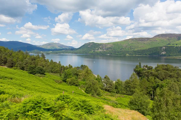 Ver a través de Derwent Water a Castlerigg Fell y Bleaberry Fell Lake District Inglaterra Reino Unido —  Fotos de Stock