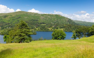 Grasmere lake district cumbria İngiltere İngiltere ile mavi gökyüzü dağlar ve bu ulusal parkta güzel yaz gününde beyaz bulutlar