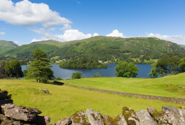 Grasmere lake district cumbria İngiltere İngiltere ile mavi gökyüzü dağlar ve bu ulusal parkta güzel yaz gününde beyaz bulutlar