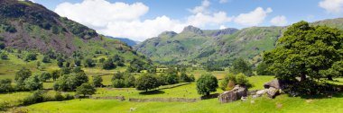 güzel yaz günü panorama üzerinde mavi gökyüzü ile Langdale valley lake district cumbria İngiltere İngiltere