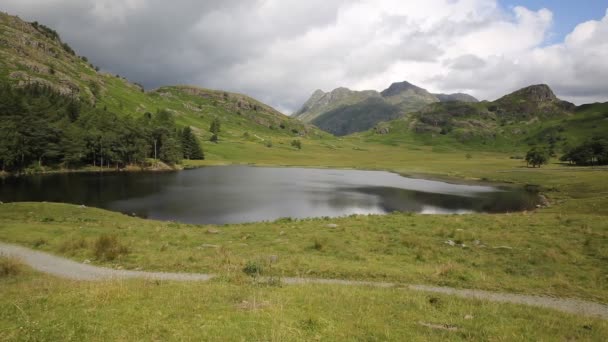 Blea tarn λίμνη district cumbria Αγγλία Ηνωμένο Βασίλειο μεταξύ langdale μεγάλη και μικρή langdale — Αρχείο Βίντεο