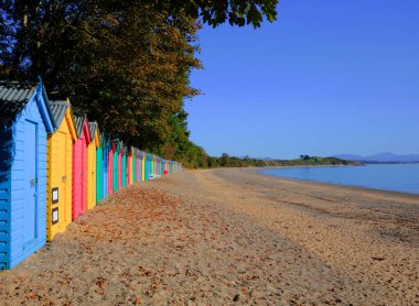 Llanbedrog plajı, Pwllheli ve Abersoch arasındaki Llyn yarımadasını kapatıyor.