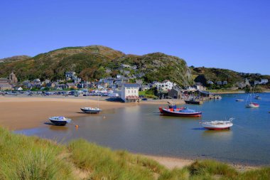 Gwynedd Snowdonia Ulusal Parkı 'ndaki güzel liman kenti Barmouth Galler' de tekneler.
