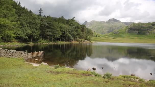 Blea tarn jezerní cumbria Anglie uk mezi velkou langdale a málo langdale — Stock video