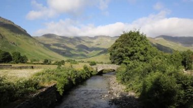 Güzel Lake District nehir Mickleden Beck Langdale Vadisi eski Dungeon Ghyll Cumbria İngiltere Birleşik Krallık İngiltere kamp tarafından tarafından