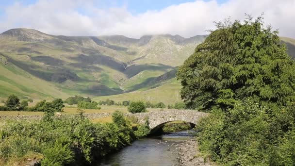 Beautiful Lake District river Mickleden Beck Langdale Valley by Old Dungeon Ghyll Cumbria Inglaterra Reino Unido por camping — Vídeo de stock