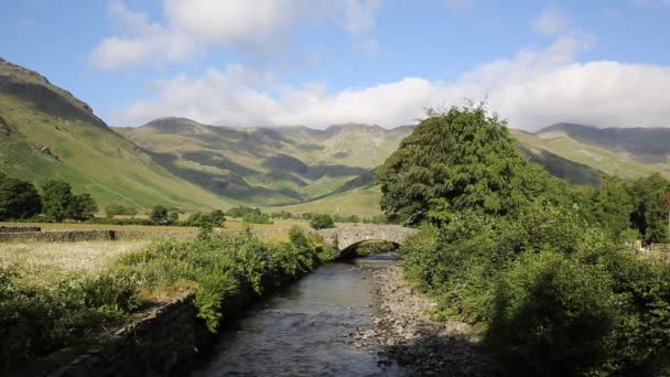 Beautiful Lake District river vallei van Langdale van de Beck Mickleden door oude Dungeon Gildors Cumbria Engeland Nederland Verenigd Koninkrijk door de camping — Stockvideo