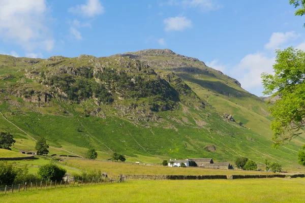 Langdale valley lake district cumbria snoeken van blisco berg in de buurt van oude kerker Gildors Engeland uk in zomer blauwe lucht en de wolken schilderachtige — Stockfoto