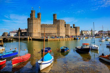 7 Eylül Çarşamba günü İngiltere 'nin Caernarfon kentini ziyaret edenler yaz sonlarında havanın tadını çıkardılar.