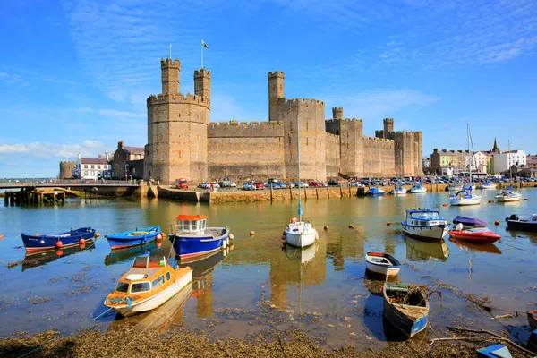 Caernarfon Slott Med Båtar Wales Storbritannien Onsdag September 2016 — Stockfoto