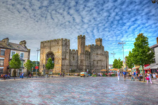 Szép Késő Nyári Időjárás Élvezte Emberek Látogató Caernarfon Vár Wales — Stock Fotó