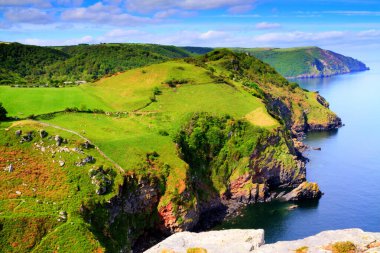 Lynton ve Lynmouth İngiltere yakınlarındaki Kuzey Devon sahili. 