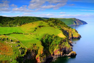 Lynton ve Lynmouth İngiltere yakınlarındaki Kuzey Devon Sahili Kayalık Vadisi. 