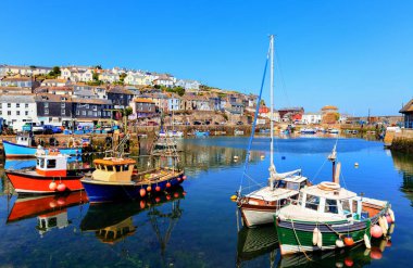 Mevagissey Cornwall balıkçı tekneleri güzel renkli sahil sahnesinde