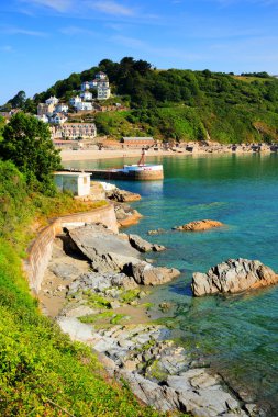 Cornwall sahiline bak, güzel, berrak mavi deniz.