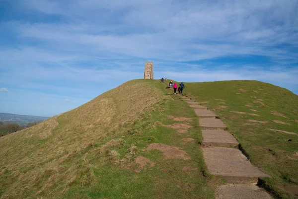 Glastonbury Somerset Historiske Tor Vartegn Turistattraktion Med Bakke Sti Mennesker - Stock-foto