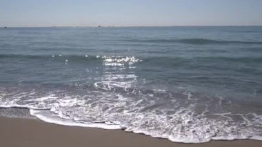 Akdeniz 'de güneş denizde parlıyor ve dalgalar Villajoyosa İspanya Akdeniz Costa Blanca' da parlıyor.