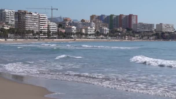 Olas Mediterráneas Rompiendo Playa Villajoyosa España Costa Blanca Con Apartamentos — Vídeos de Stock